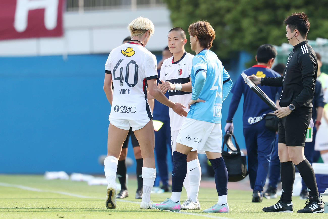横浜FC対鹿島　後半、鹿島鈴木（左）と交代し途中出場する吉田（撮影・宮地輝）