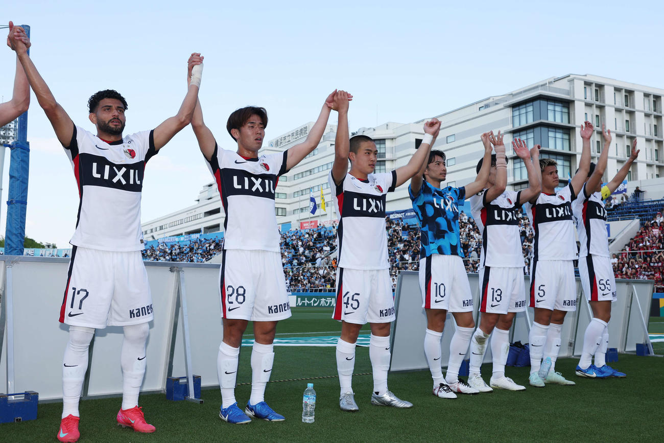 横浜FC対鹿島　3連勝し喜ぶ鹿島吉田（左から3人目）ら選手たち（撮影・宮地輝）