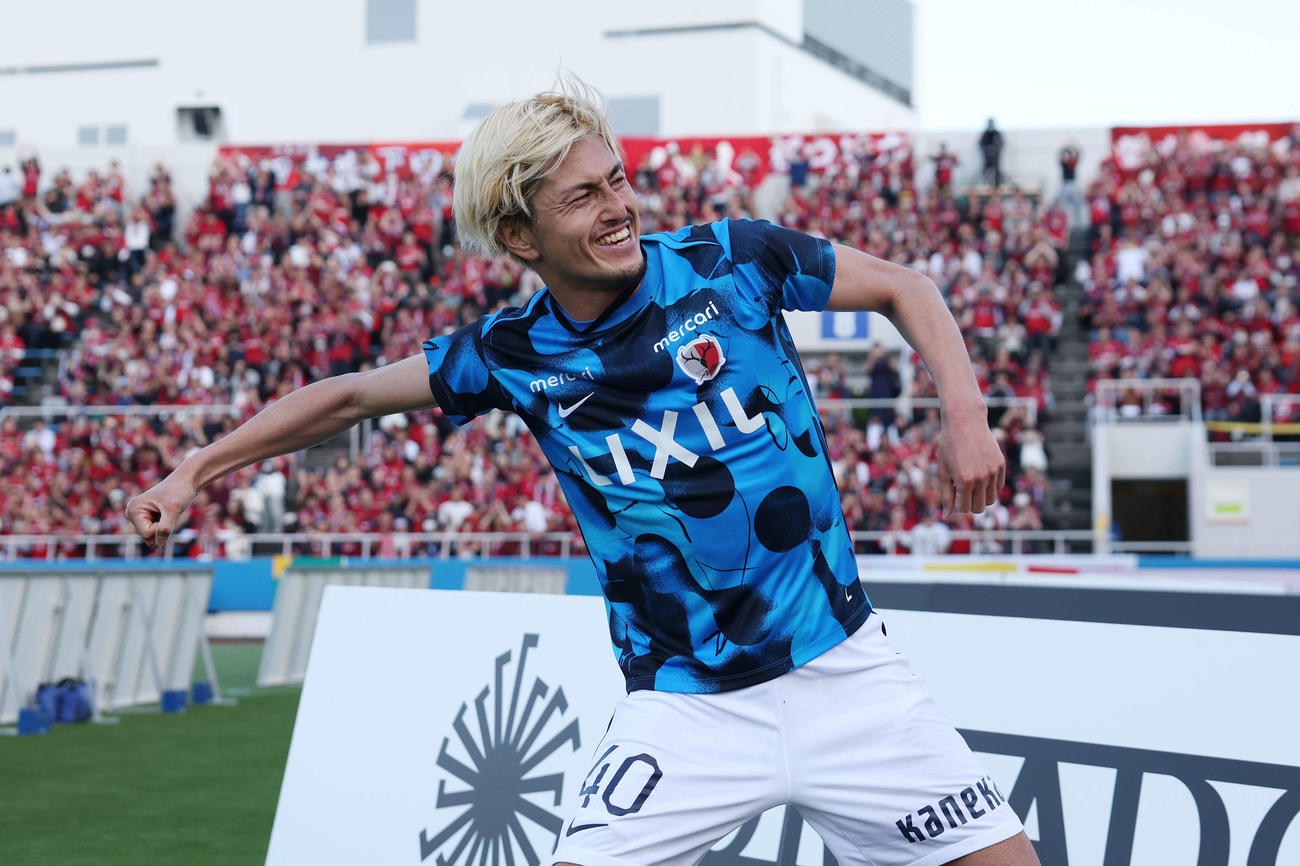 横浜FC対鹿島　3連勝しガッツポーズする鹿島鈴木（撮影・宮地輝）
