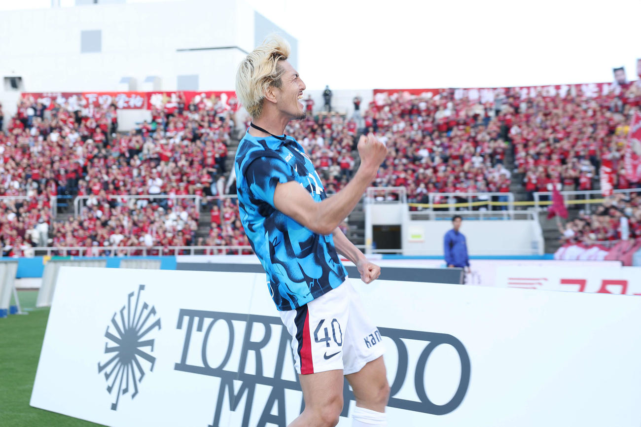 横浜FC対鹿島　3連勝しガッツポーズする鹿島鈴木（撮影・宮地輝）