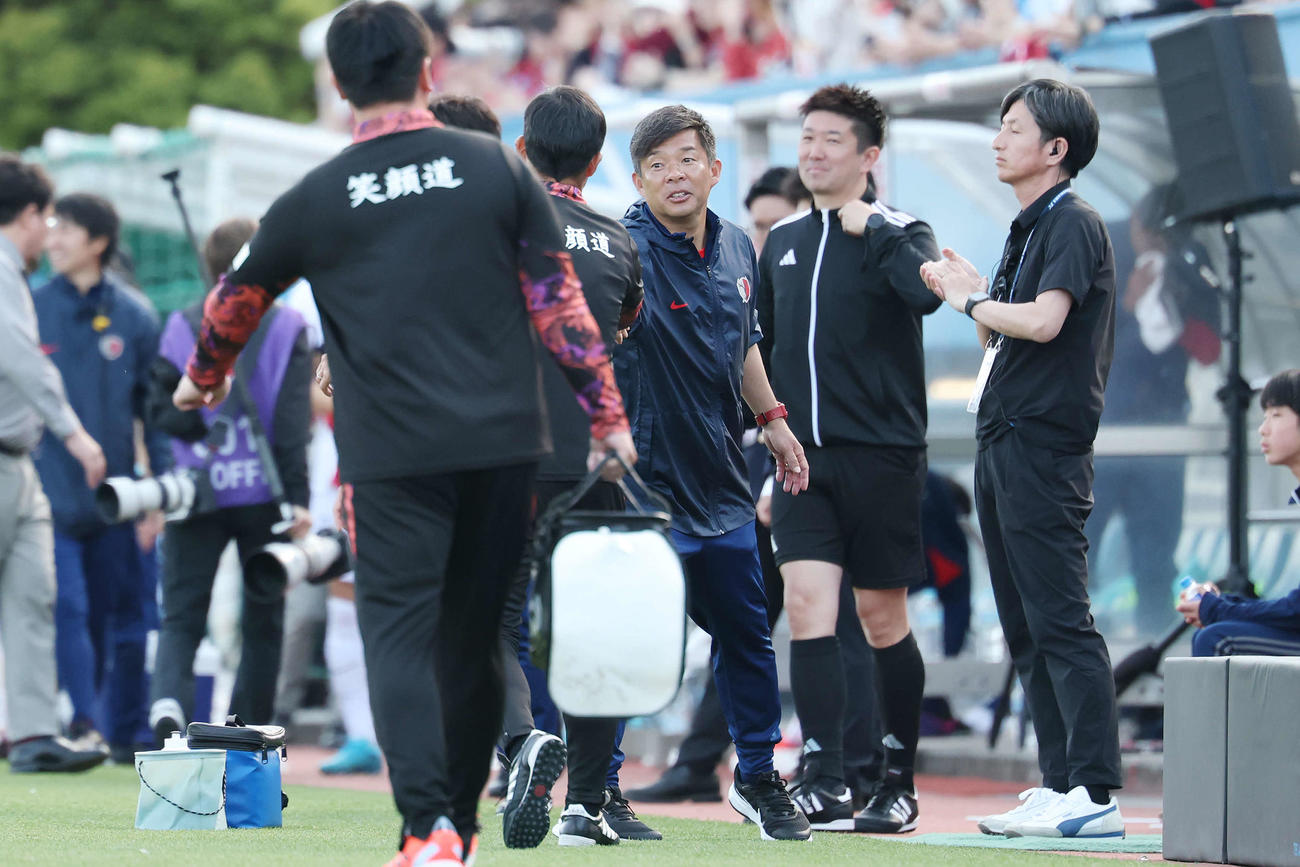 横浜FC対鹿島　3連勝し横浜FC四方田監督と握手する鹿島鬼木監督（撮影・宮地輝）