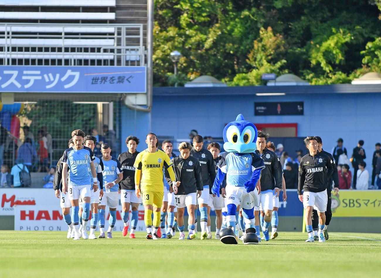 3連敗を喫し、うなだれる磐田の選手たち