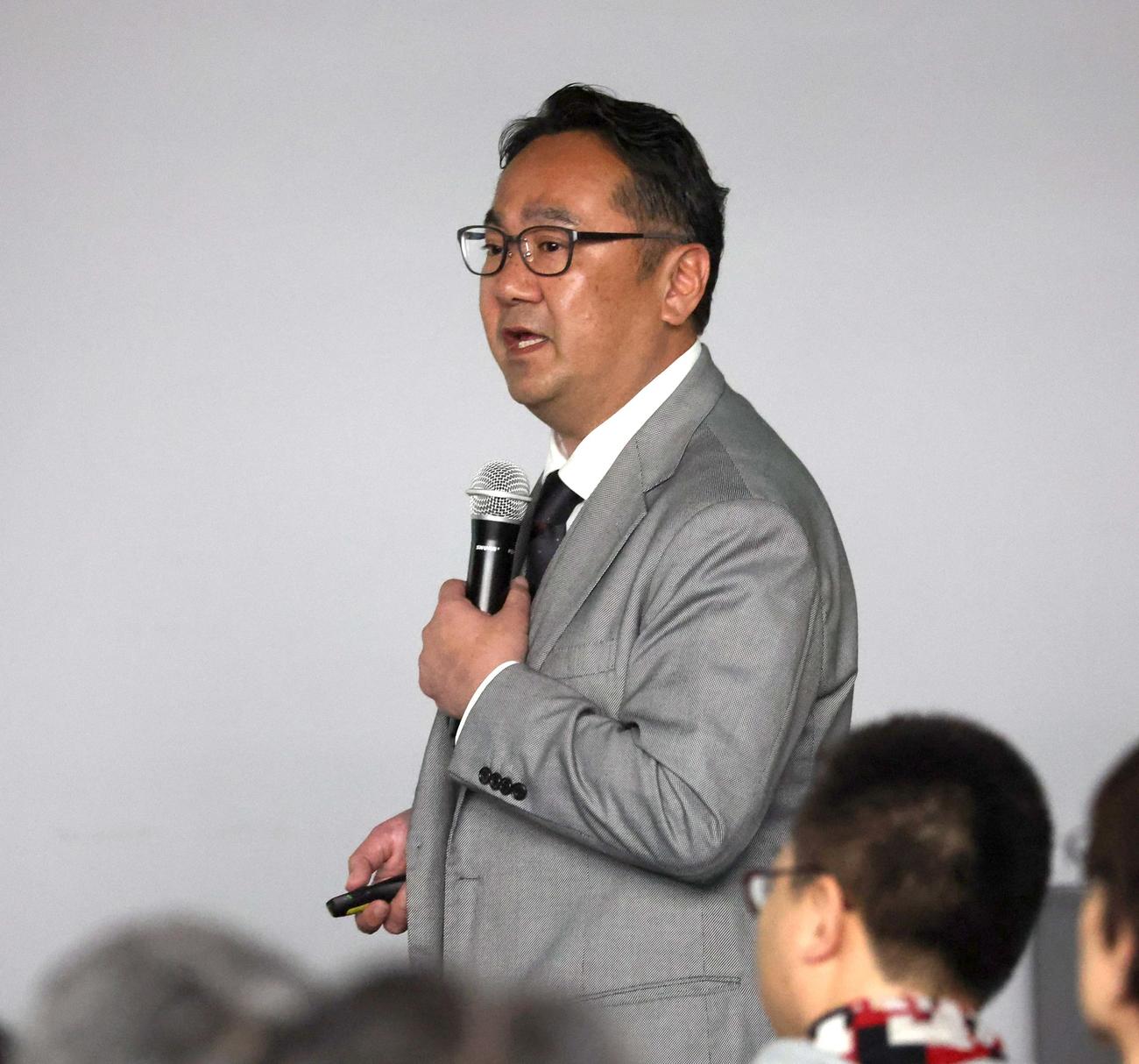 試合後行われたファンミーティングで話す札幌の竹林フットボール部部長（撮影・黒川智章）