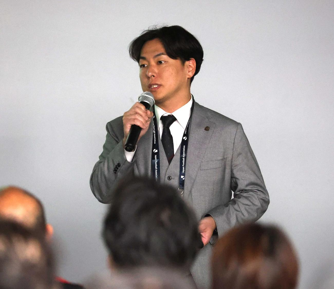 試合後行われたファンミーティングで話す札幌の石水代表取締役社長（撮影・黒川智章）
