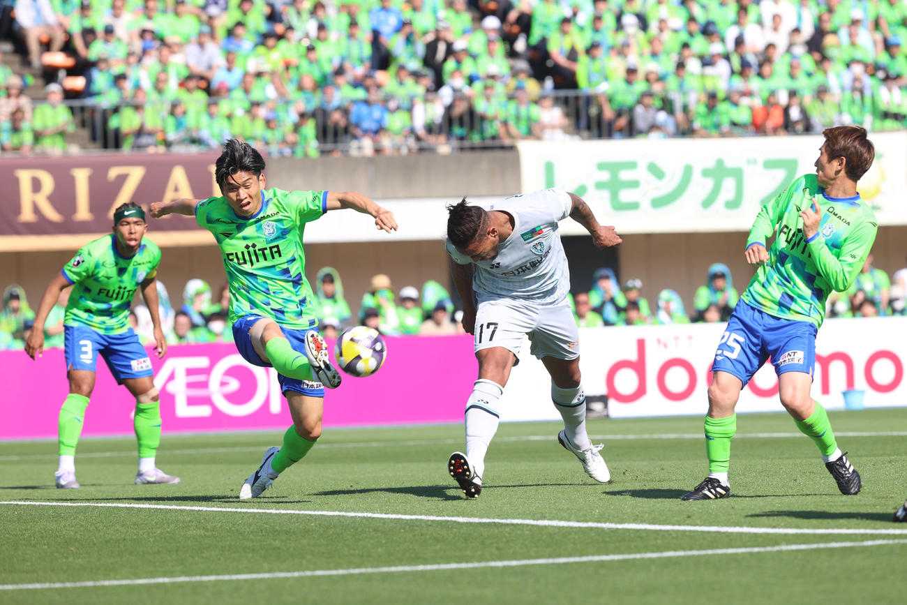湘南対福岡　前半、ヘディングシュートを放つ福岡ウェリントン（中央）（撮影・水谷安孝）