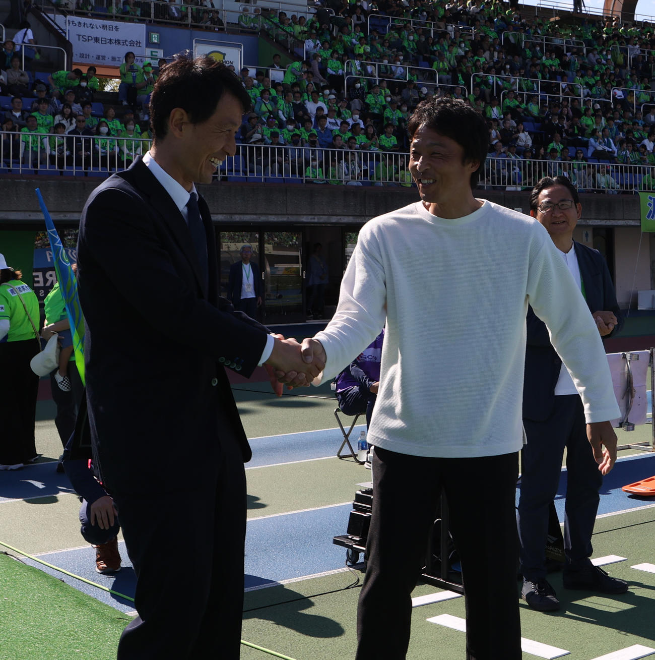 湘南対福岡　試合前、あいさつを交わす福岡金監督（左）と湘南山口監督（撮影・水谷安孝）