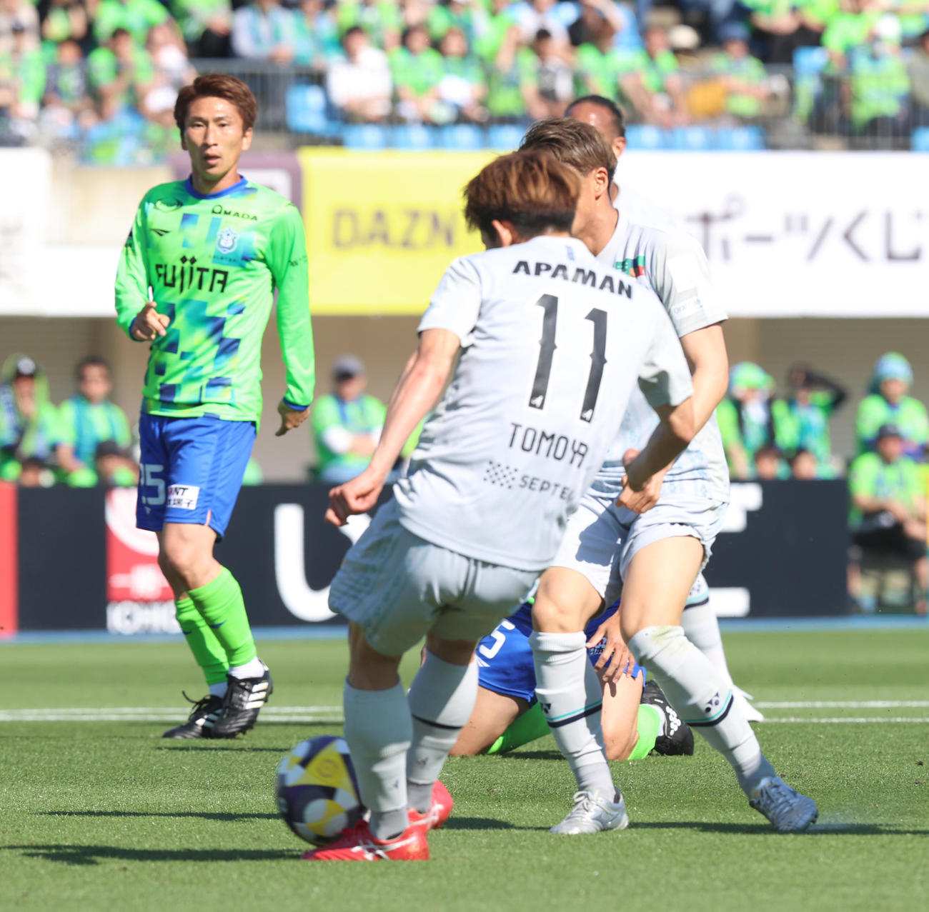 湘南対福岡　前半、シュートを放つ福岡見木（撮影・水谷安孝）