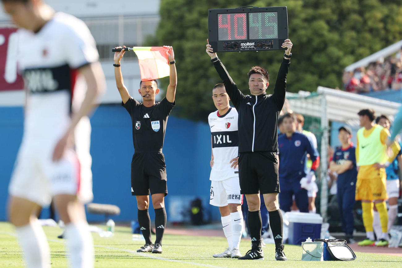横浜FC対鹿島　後半、途中出場する鹿島吉田（撮影・宮地輝）