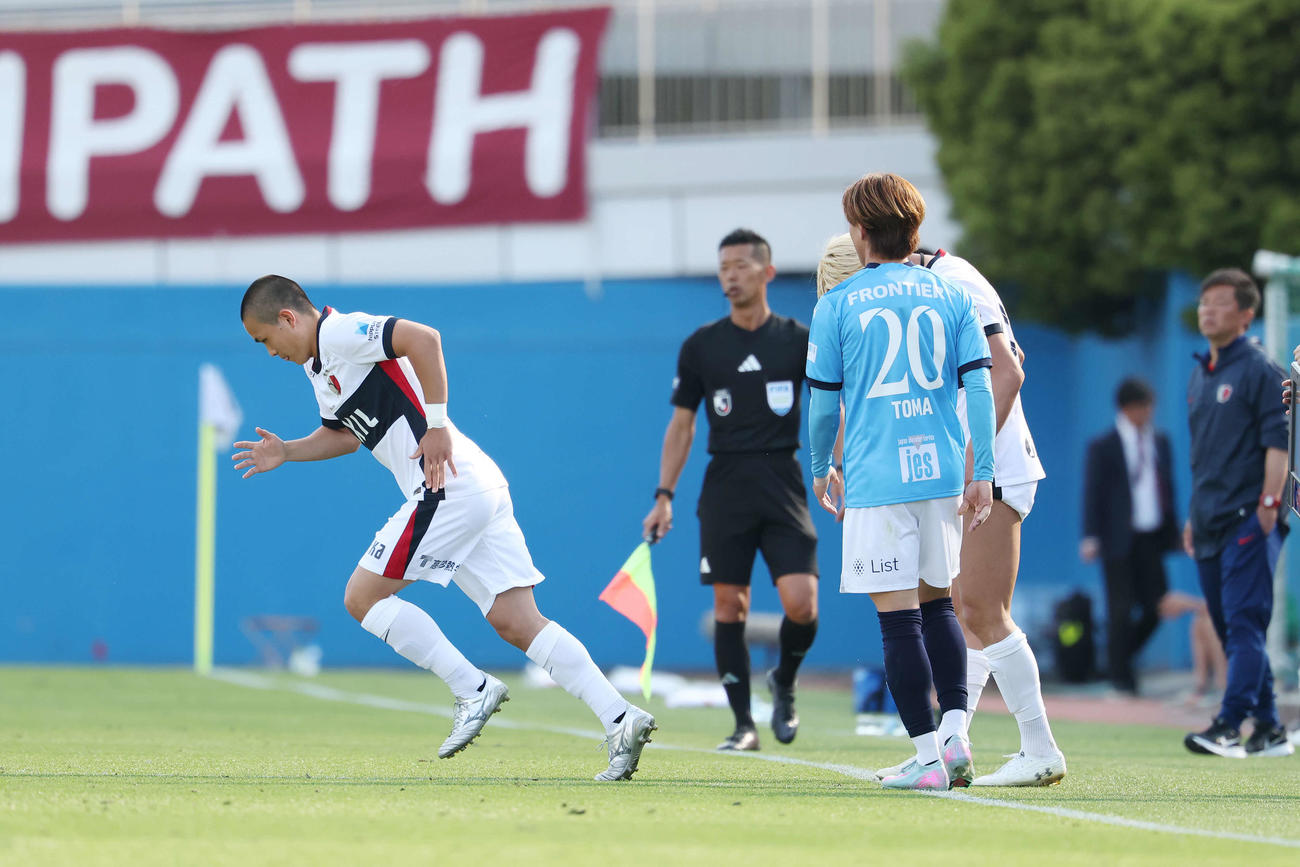 横浜FC対鹿島　後半、途中出場する鹿島吉田（撮影・宮地輝）