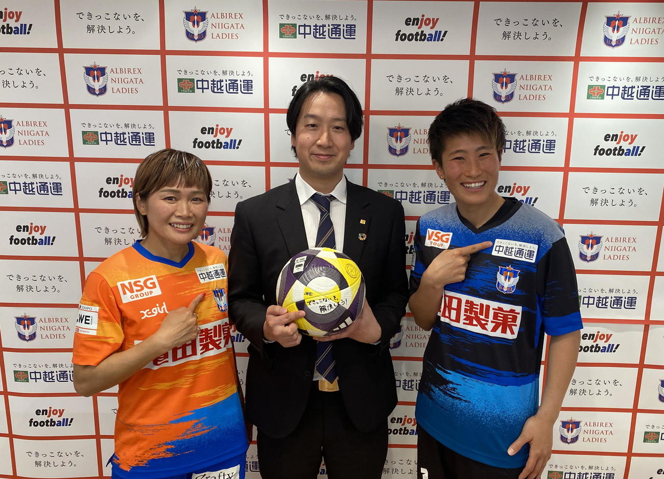 ユニホームスポンサー契約締結発表記者会見に参加した左から川澄、中越通運中山社長、平尾（撮影・小林忠）
