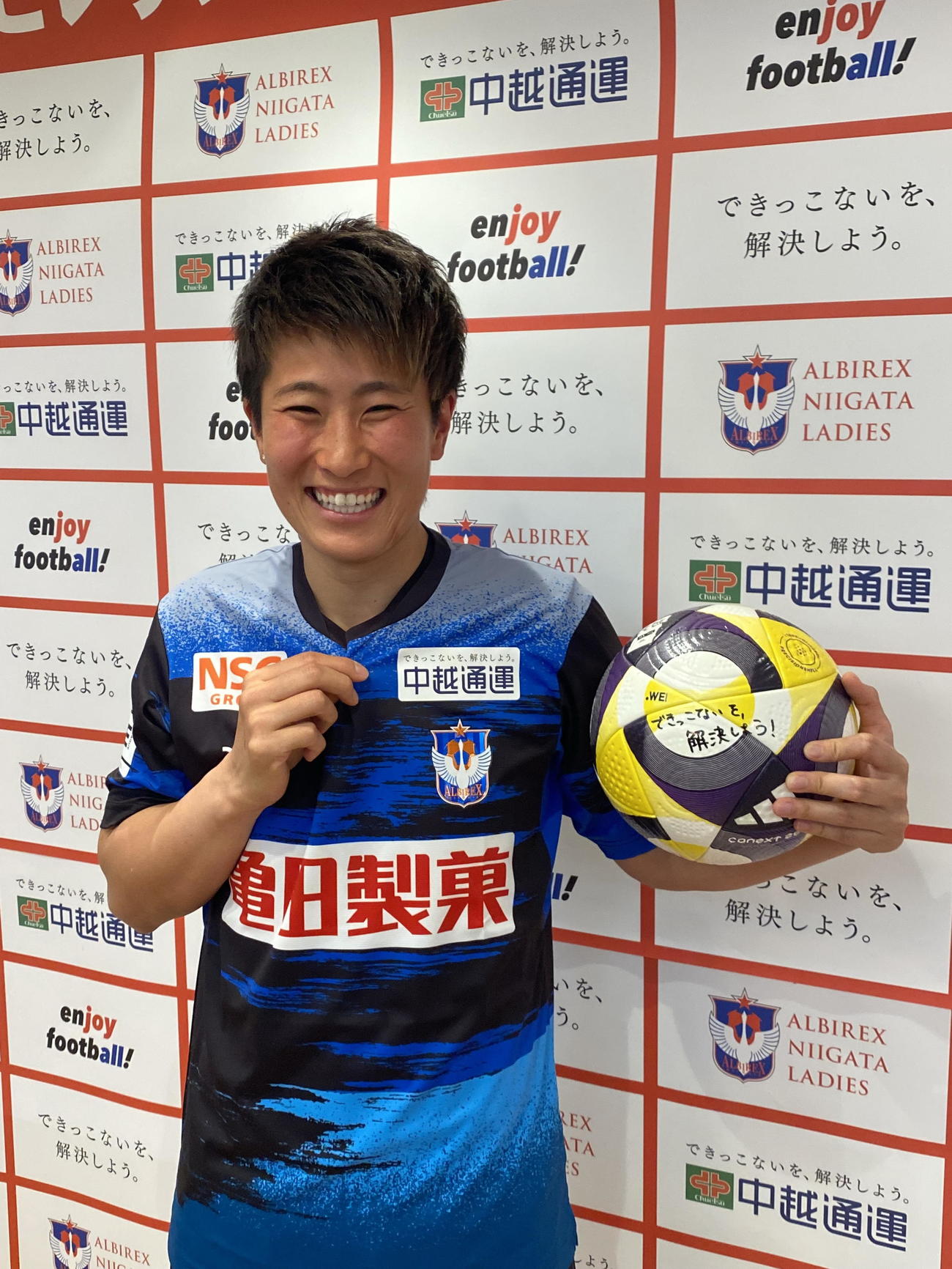 ユニホームスポンサー契約締結発表記者会見に参加した平尾が中越通運のロゴを指さす（撮影・小林忠）