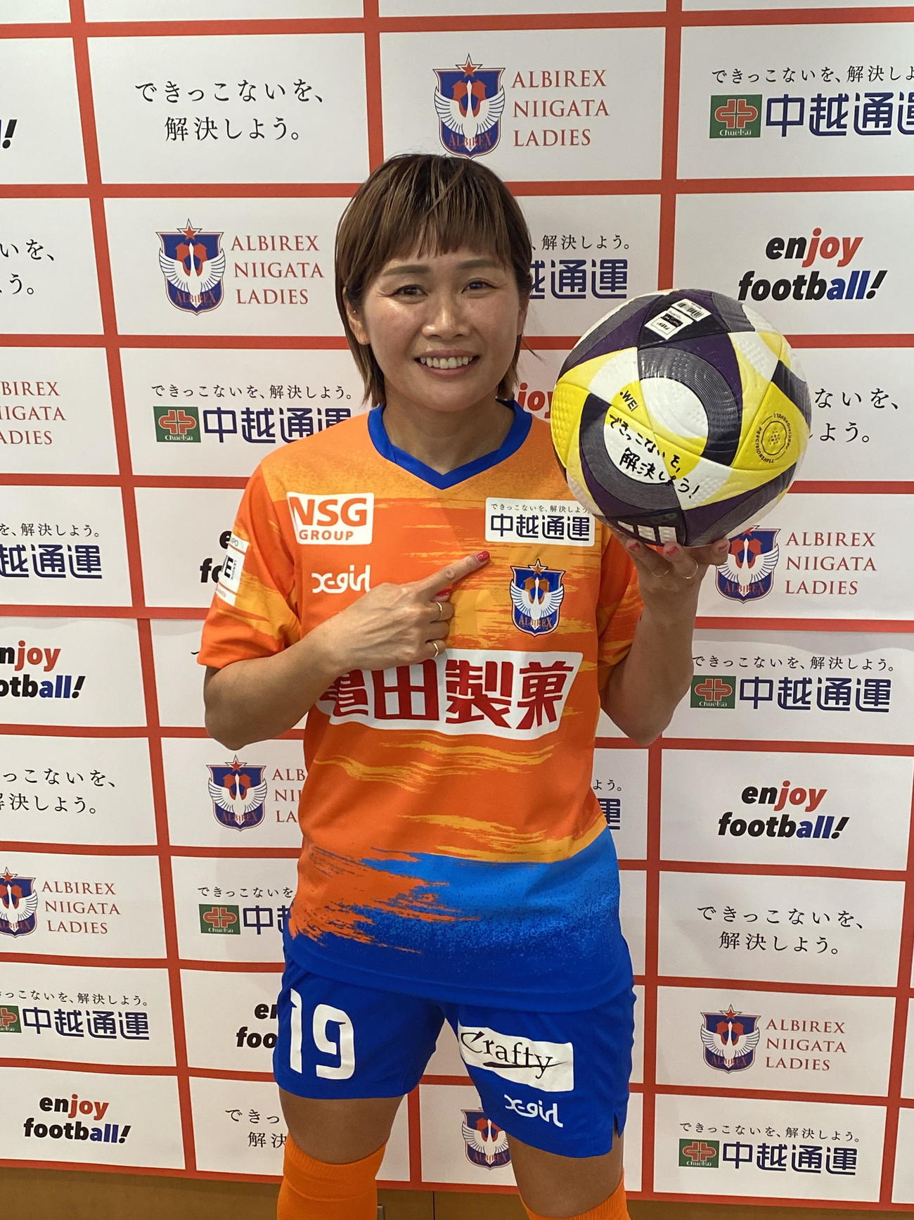 ユニホームスポンサー契約締結発表記者会見に参加した川澄が中越通運のロゴを指さす（撮影・小林忠）