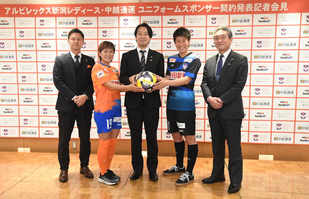 ユニホームスポンサー契約締結発表記者会見で笑顔を見せる左から山本社長、川澄、中越通運中山社長、平尾、中越通運阿部専務（撮影・小林忠）
