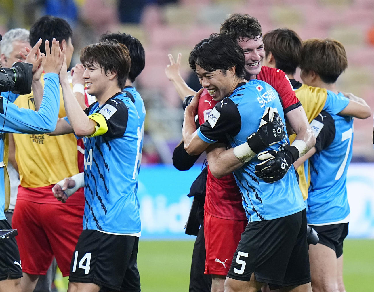 決勝進出を決め、佐々木と抱き合い喜ぶGK山口ら川崎の選手たち（共同）