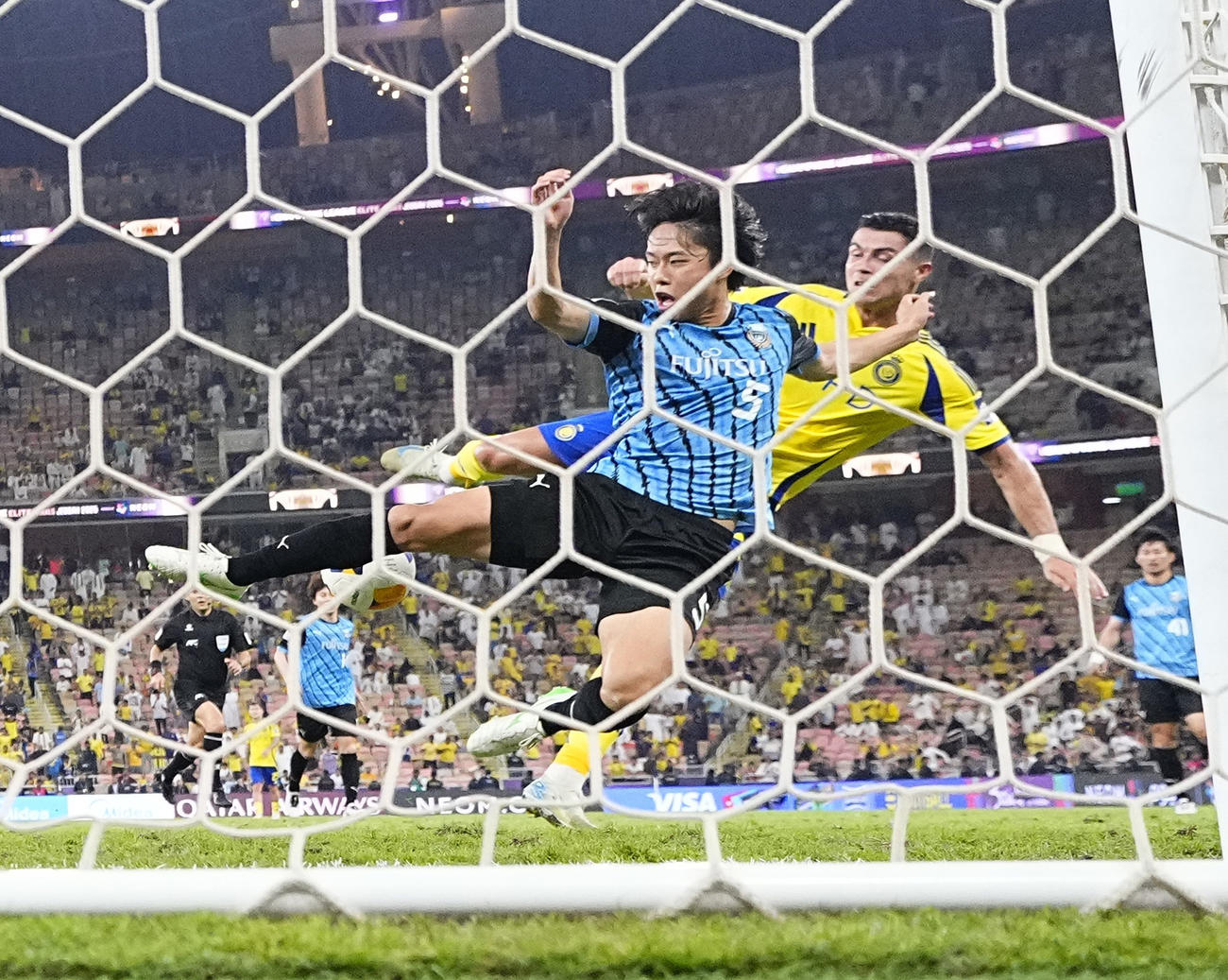 試合終了間際、ゴールを狙うアルナスルのロナウドを阻む川崎F佐々木（手前）（共同）