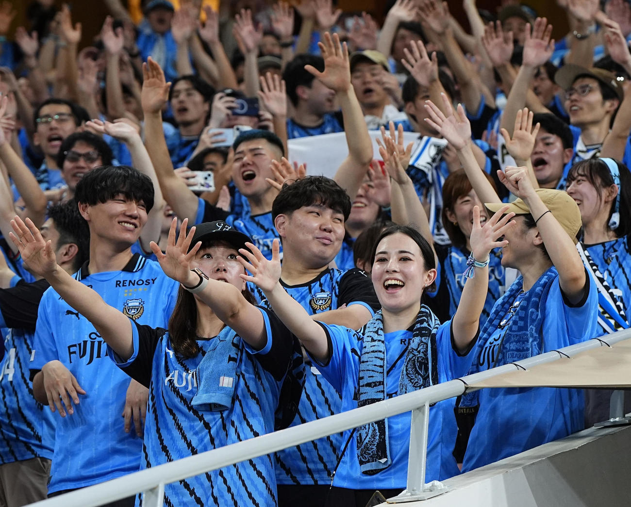 アルナスル戦で盛り上がる川崎Fサポーター（共同）