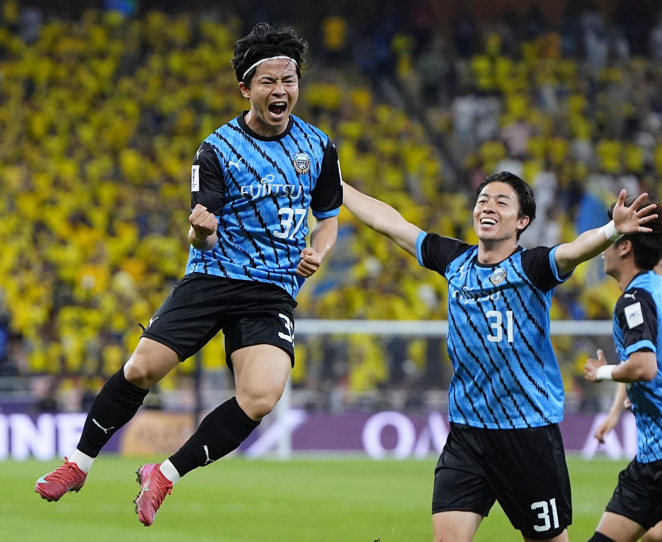 前半、先制ゴールを決め、大喜びの川崎F伊藤（共同）