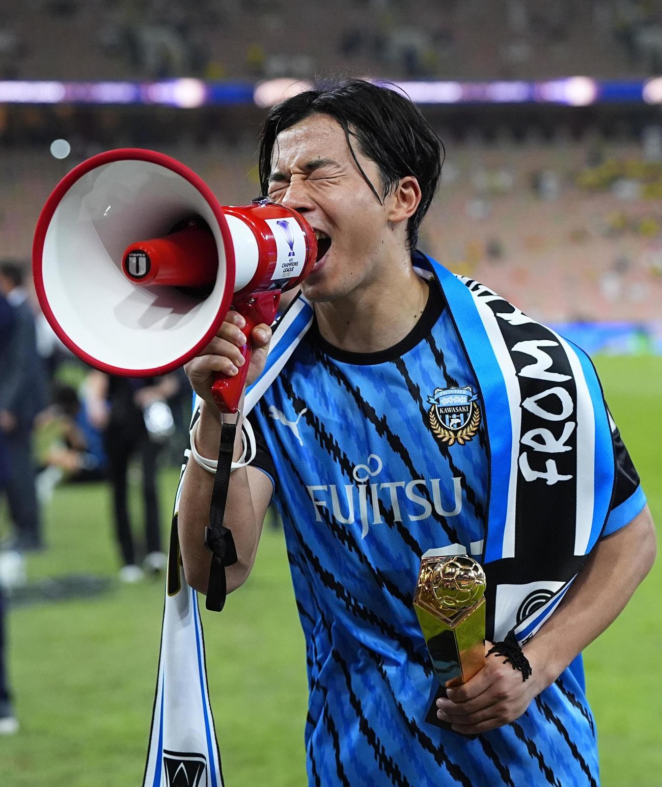 決勝進出を決め、大喜びの川崎F伊藤（共同）