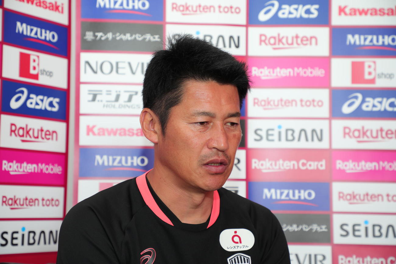 オンライン取材に応じる神戸の吉田監督（C）VISSEL KOBE