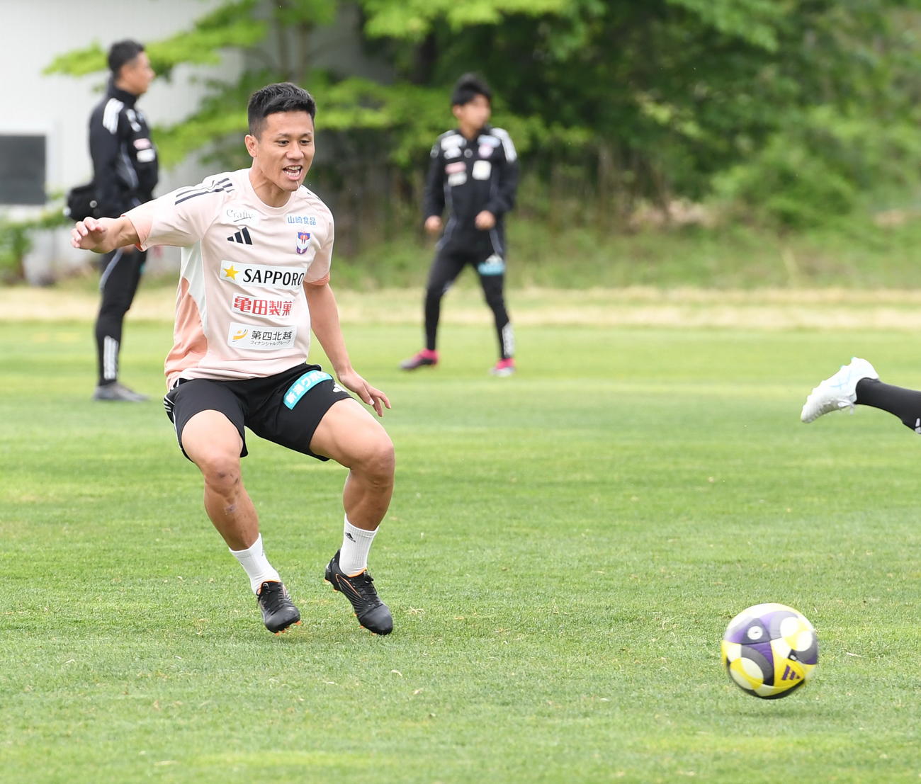 東京戦前日練習でボールを追う小野（撮影・小林忠）
