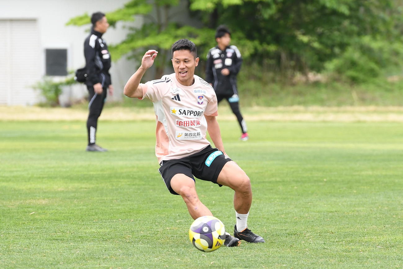 東京戦前日練習でボールを追う小野（撮影・小林忠）