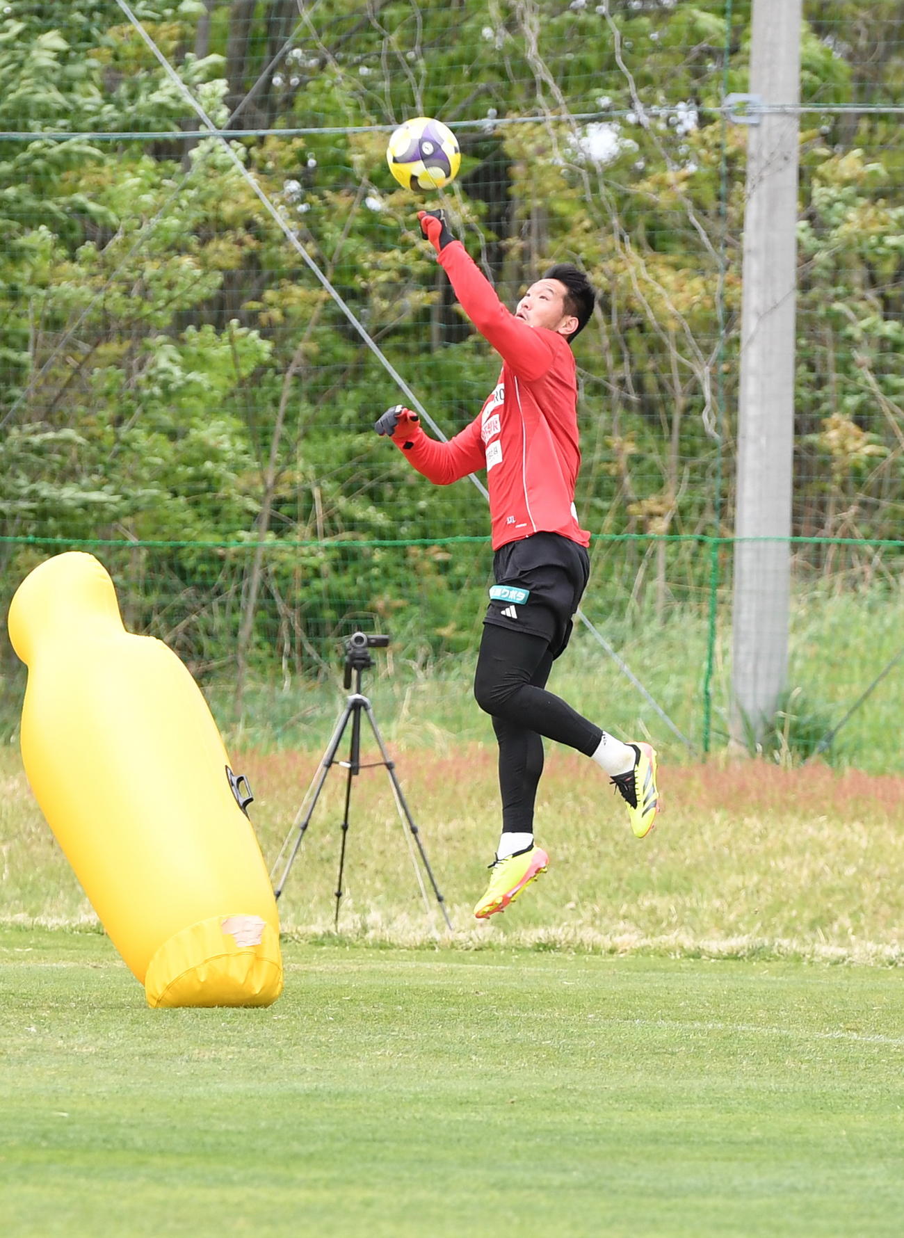 東京戦前日練習でボールをパンチングする吉満（撮影・小林忠）