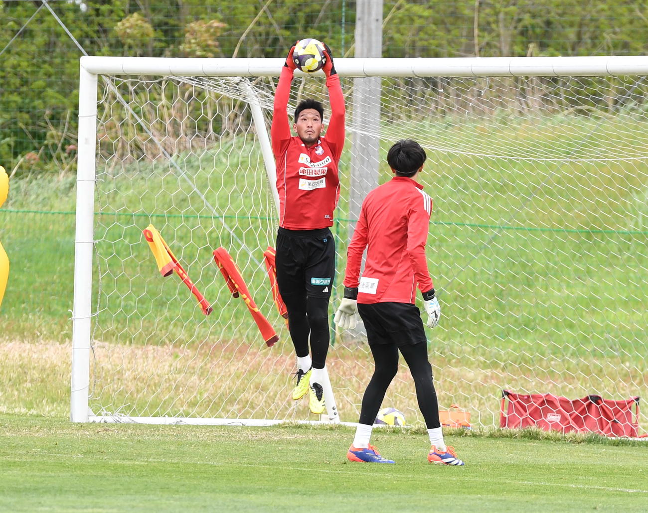 東京戦前日練習でボールをキャッチする吉満（左）（撮影・小林忠）