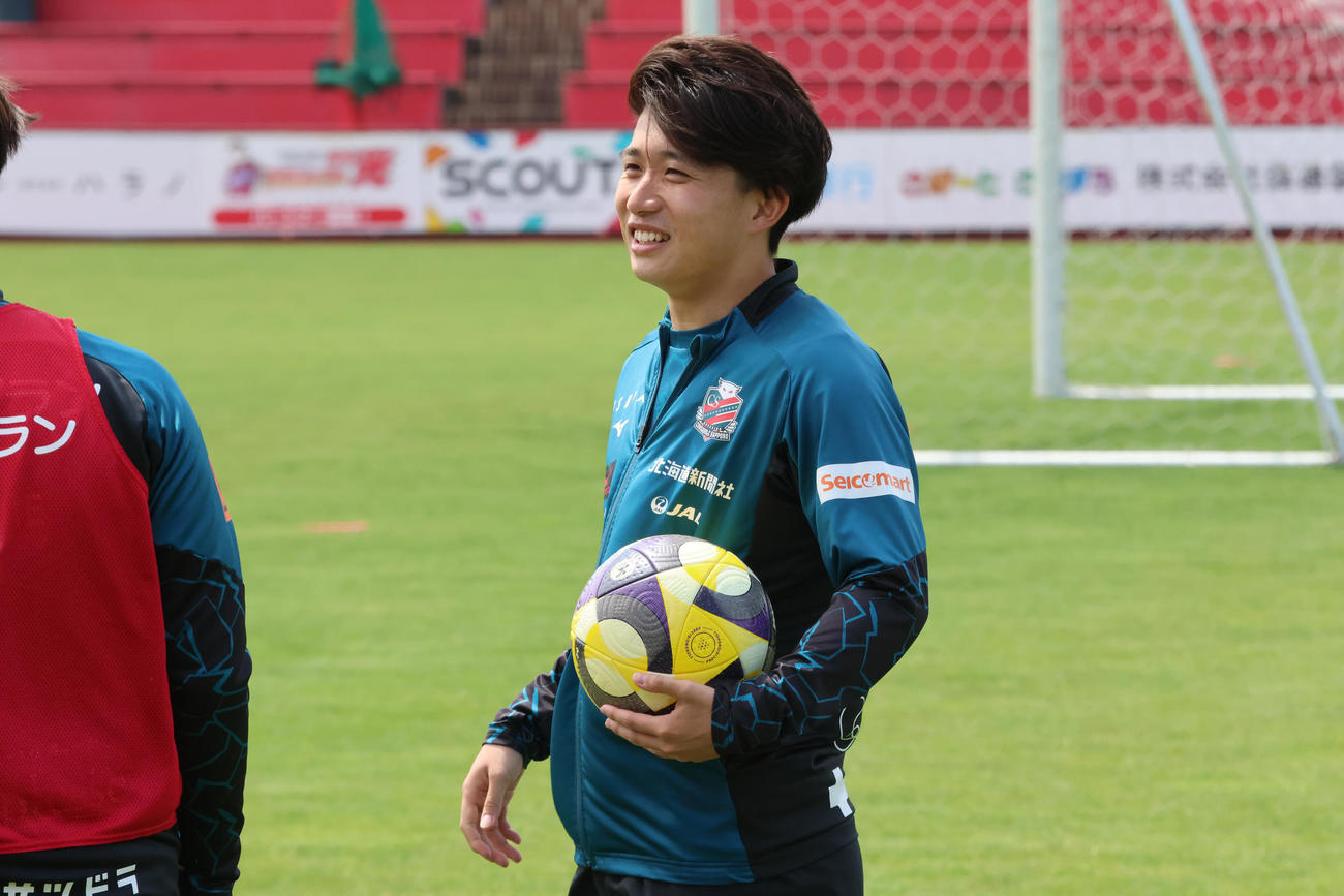 山形戦前日練習を終え、チームメートと談笑する札幌原（撮影・保坂果那）