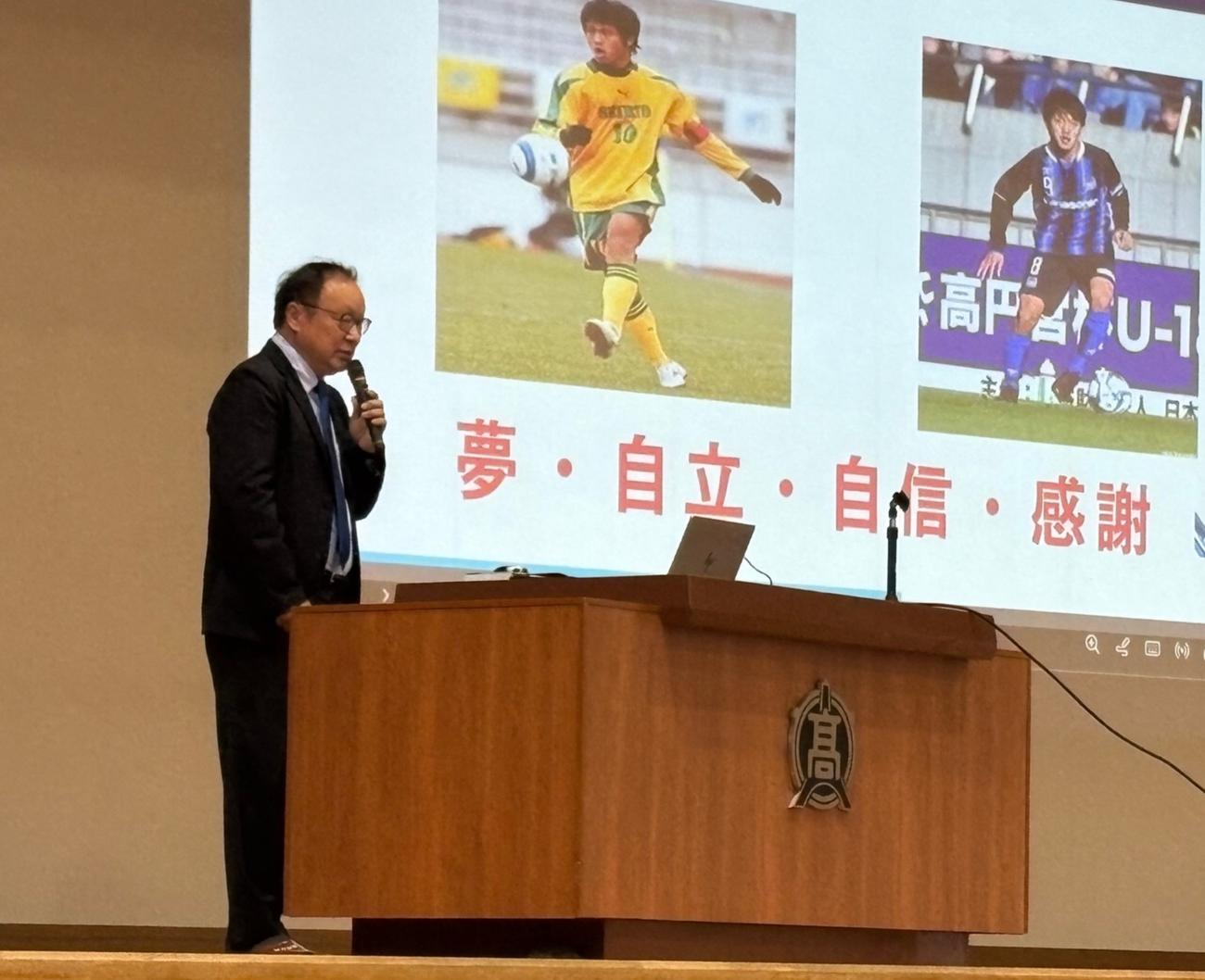 尼崎西高で講演する二宮博氏