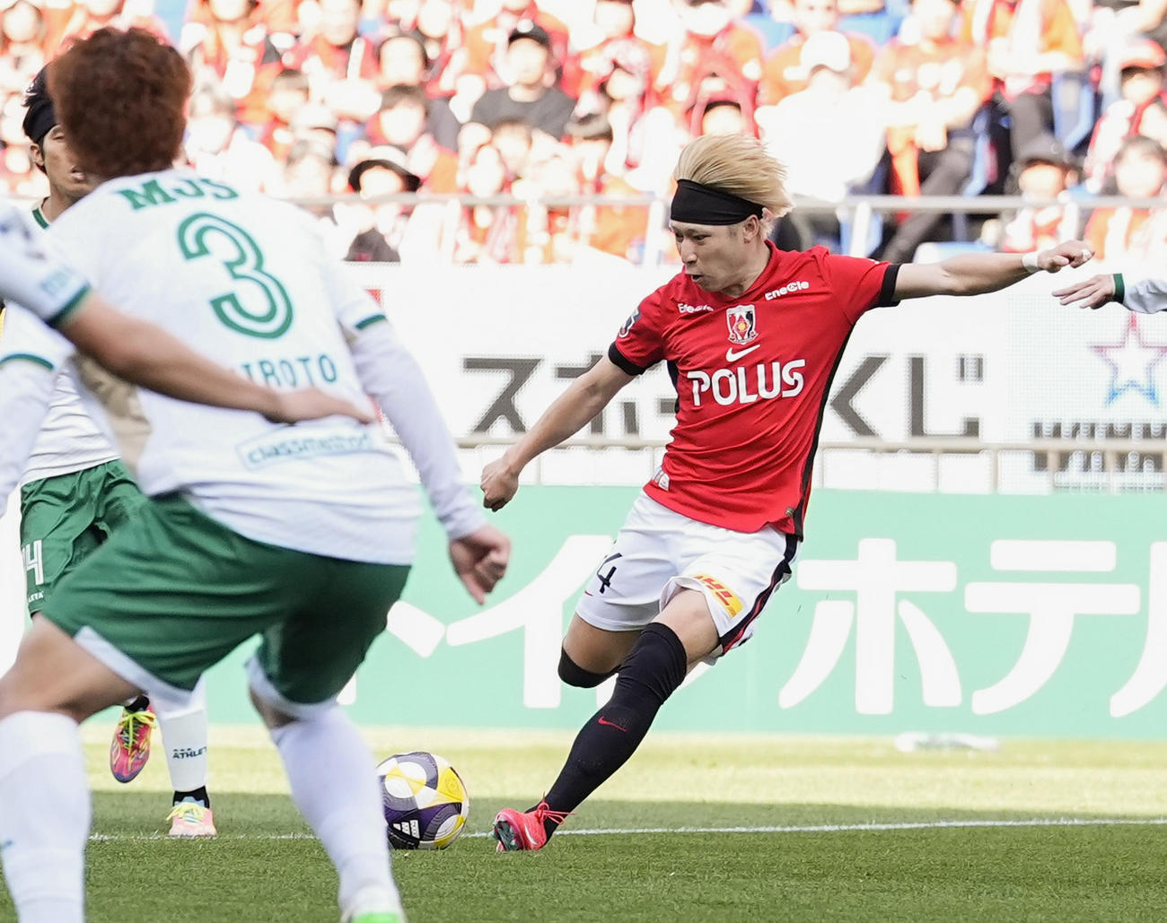 浦和―東京V　前半、先制ゴールを決める浦和・松尾（右）＝埼玉スタジアム(共同)