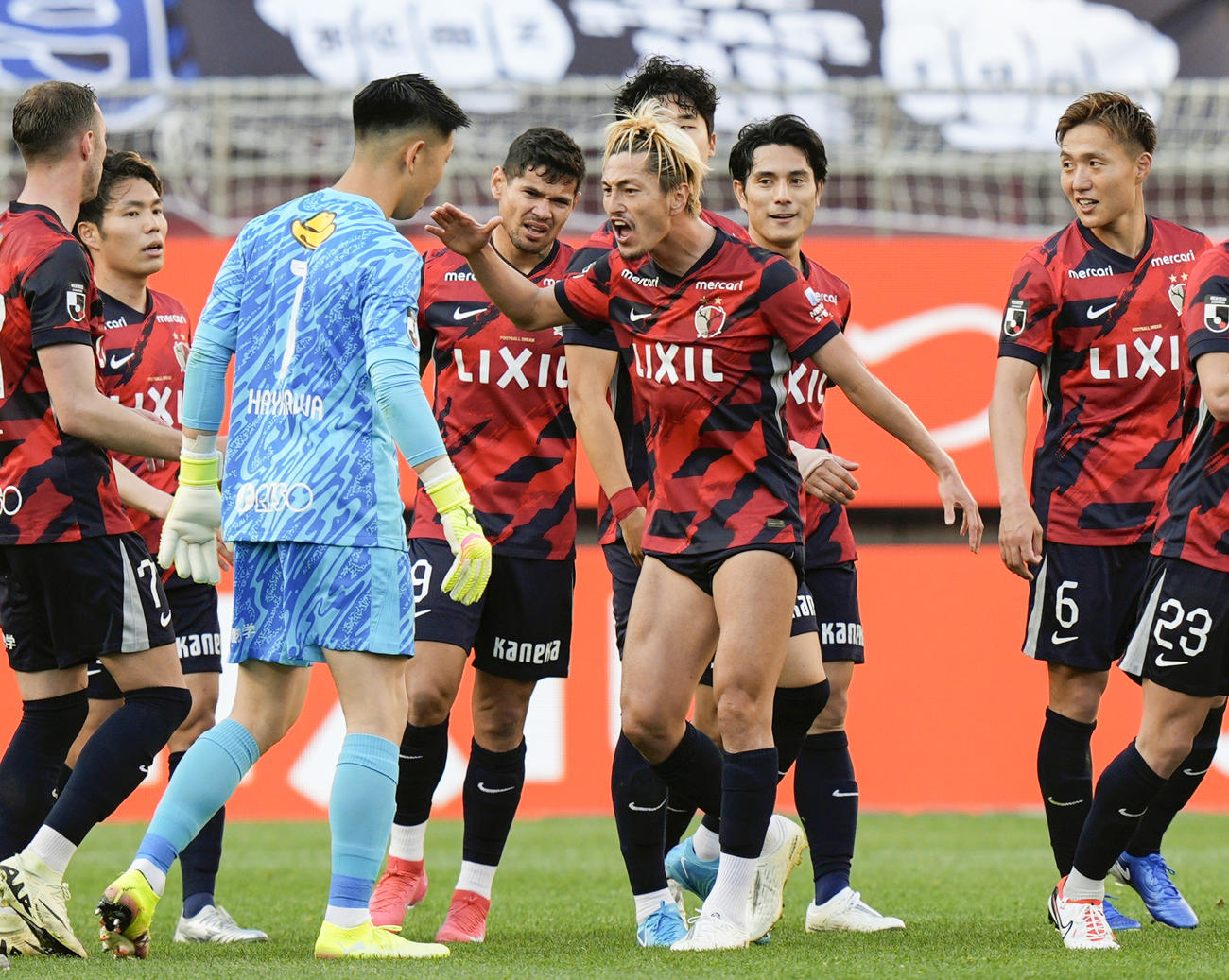 町田に競り勝ち、喜ぶ鈴木（手前右）ら鹿島イレブン（共同）