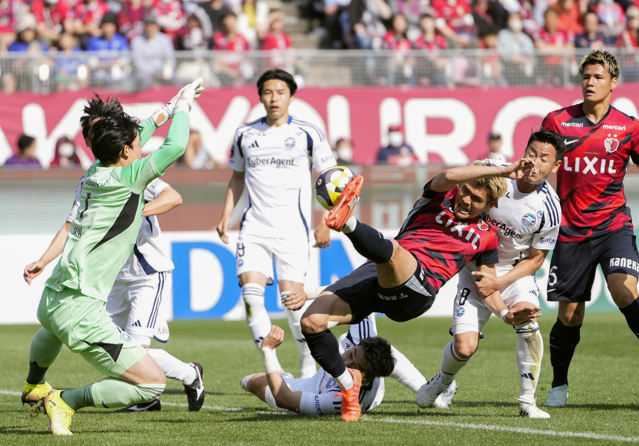 前半、激しく競り合う鹿島FW田川（右から3人目　共同）