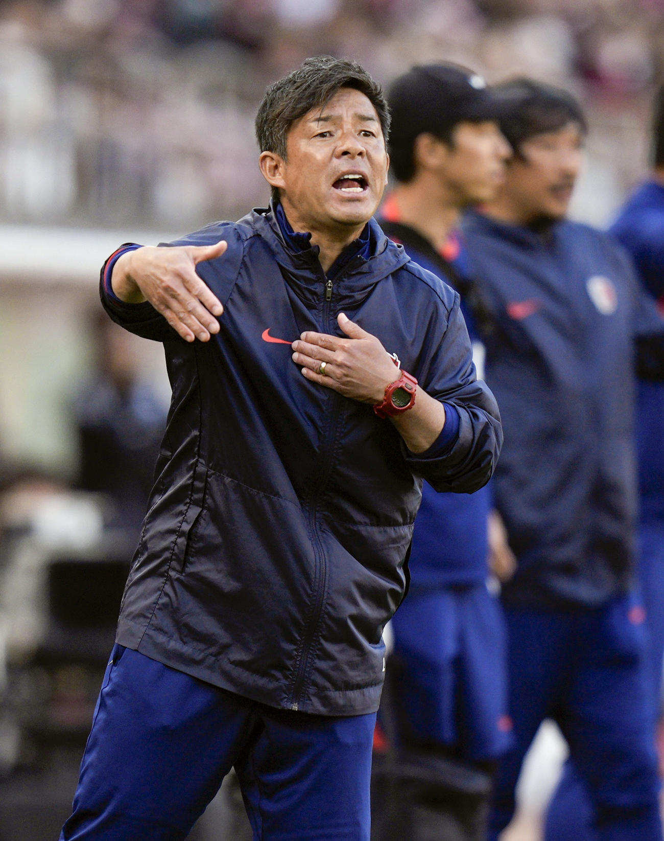 後半、指示を出す鹿島の鬼木監督（共同）