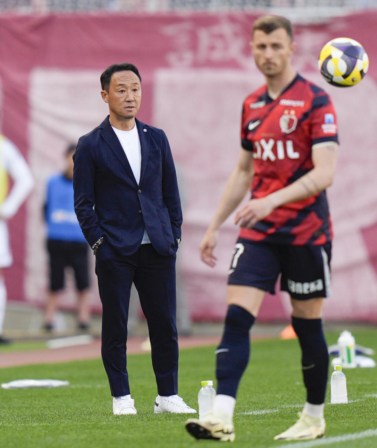 後半、試合を見守る町田の黒田監督（左　共同）