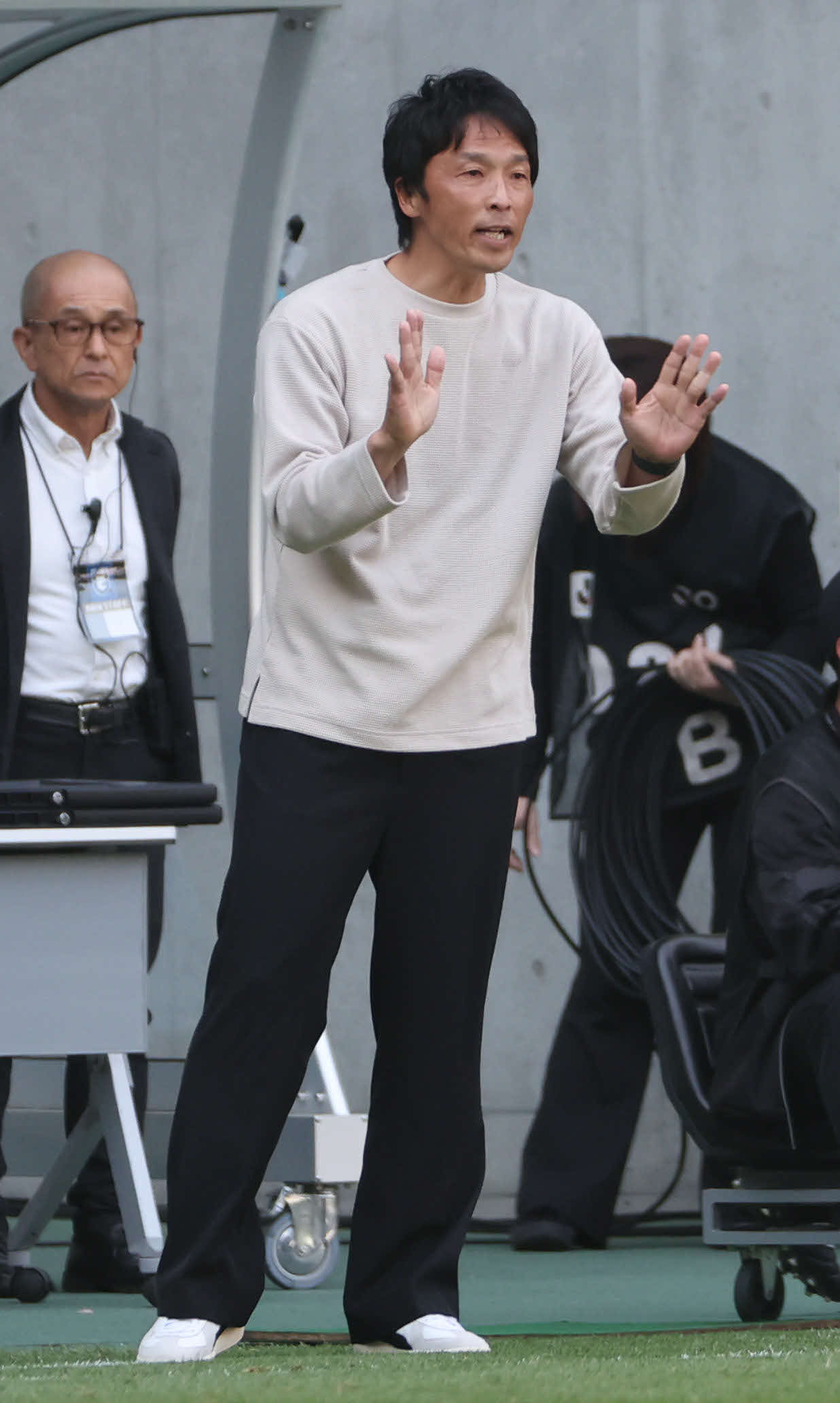 G大阪対湘南　前半、湘南山口監督は選手に指示を出す（撮影・西尾就之）