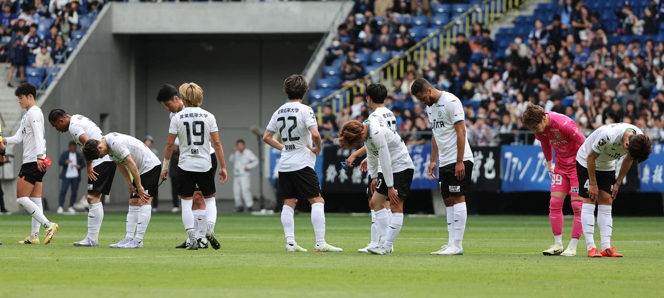 G大阪対湘南　0－4で敗れガックリの湘南イレブン（撮影・西尾就之）