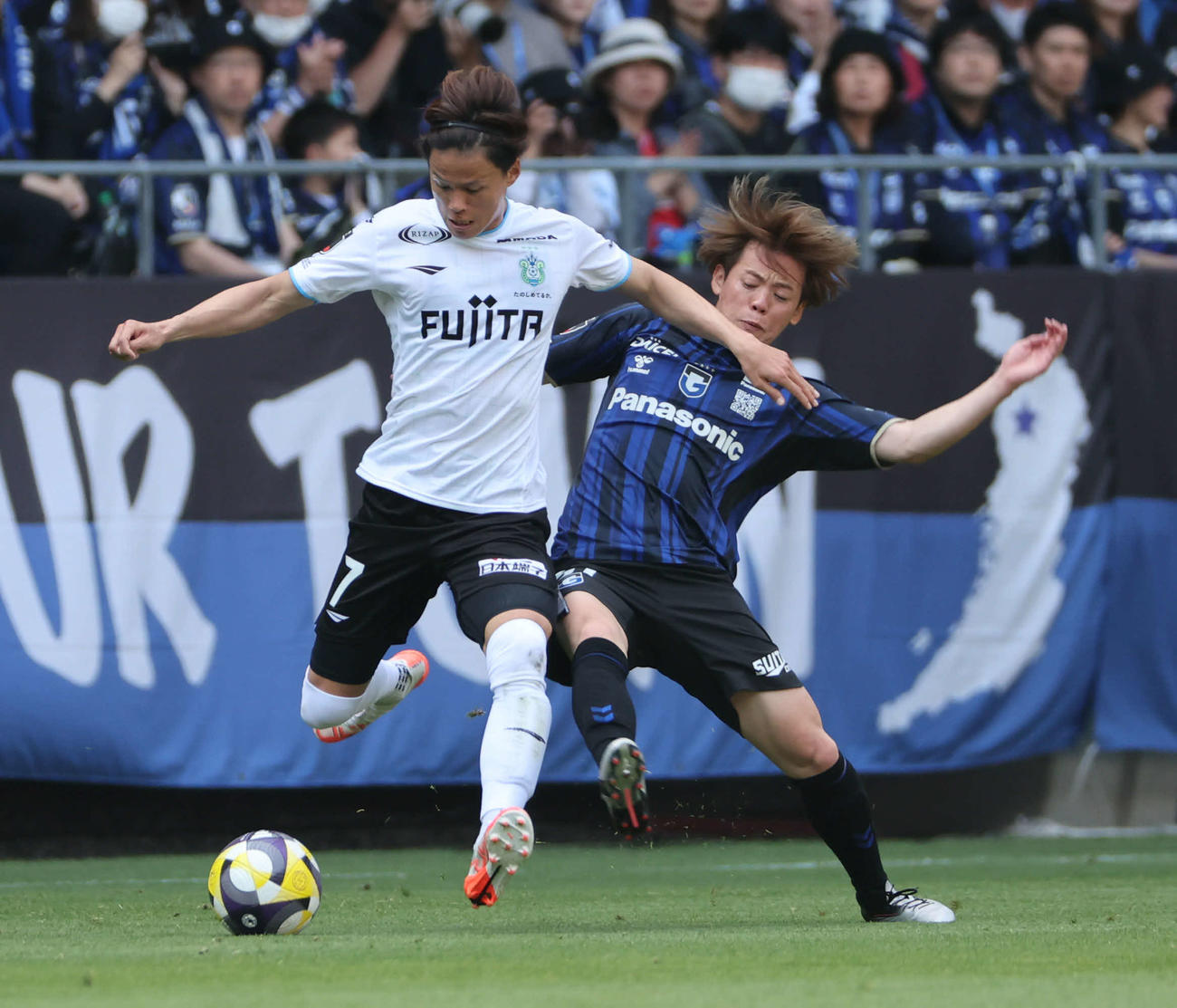 G大阪対湘南　前半、G大阪満田（右）は小野瀬とボールを奪い合う（撮影・西尾就之）