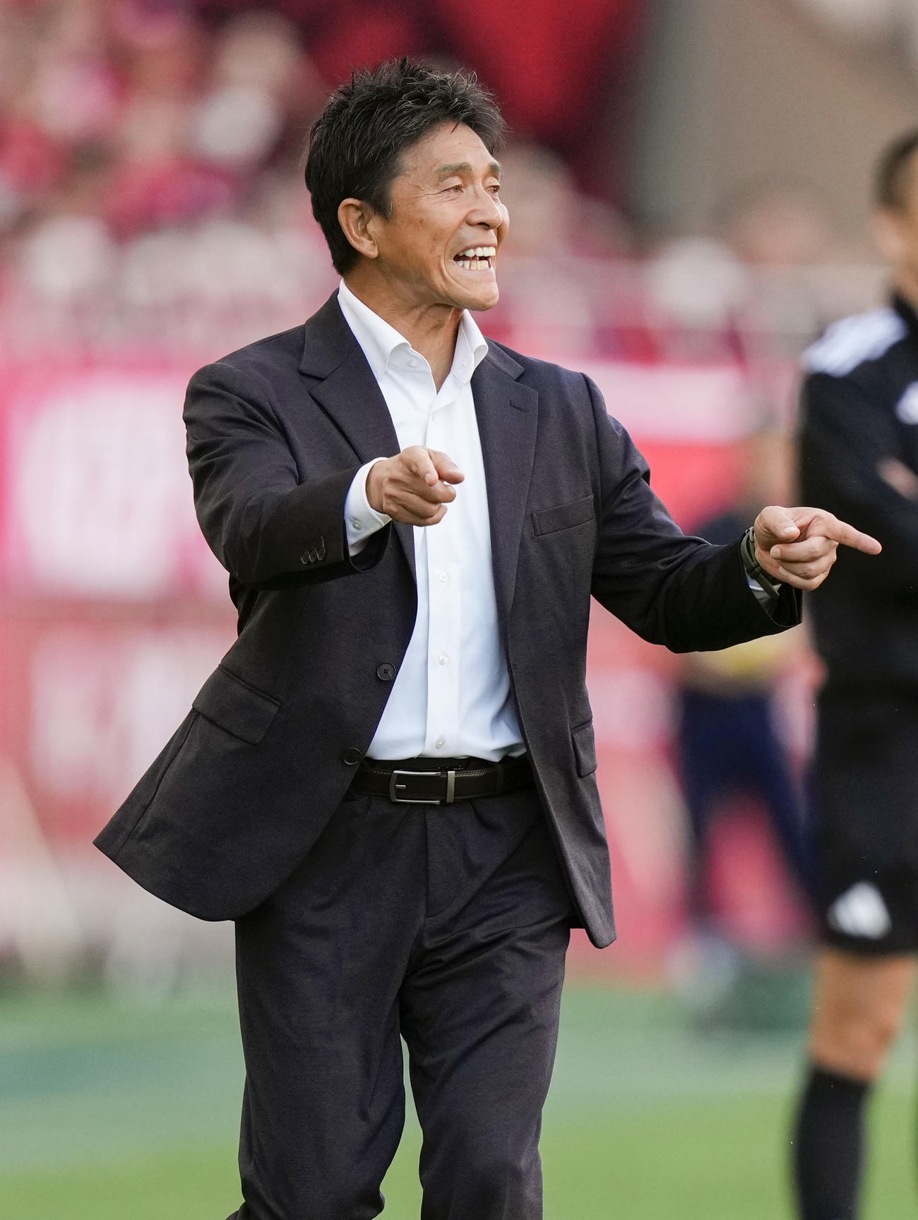 浦和対東京V　前半、指示を出す東京V・城福監督（共同）