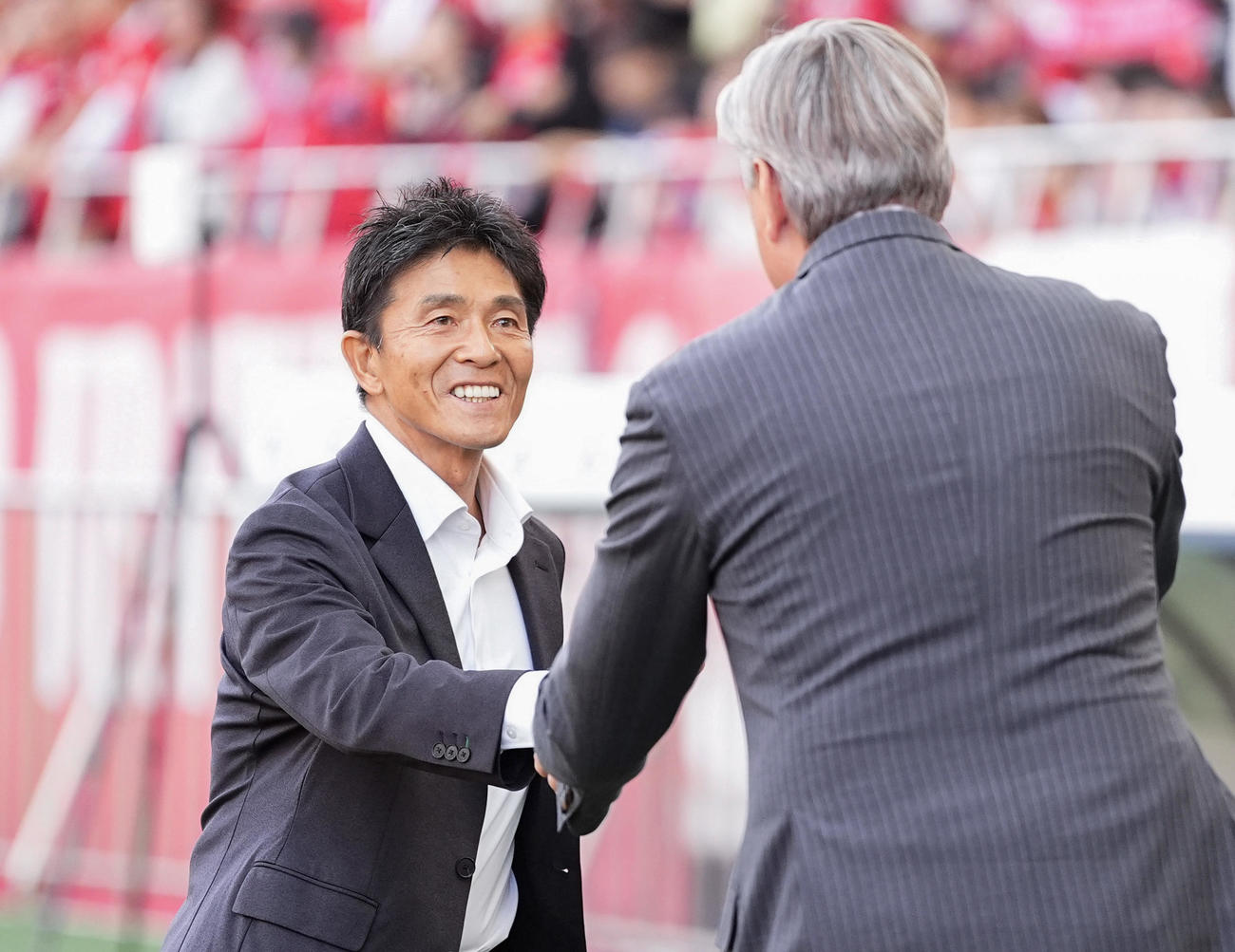 浦和対東京V　試合前、浦和・スコルジャ監督と握手を交わす東京V・城福監督（共同）