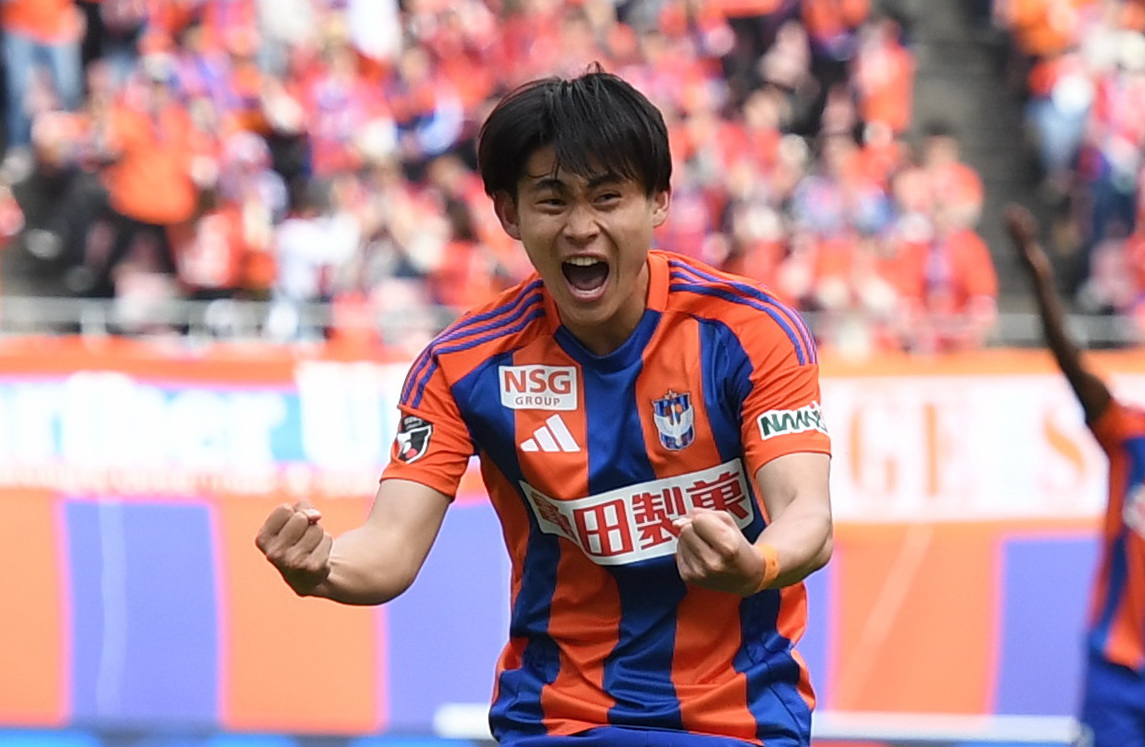 0－2の後半22分にJ1初ゴールを決め、雄たけびをあげる新潟笠井（撮影・小林忠）