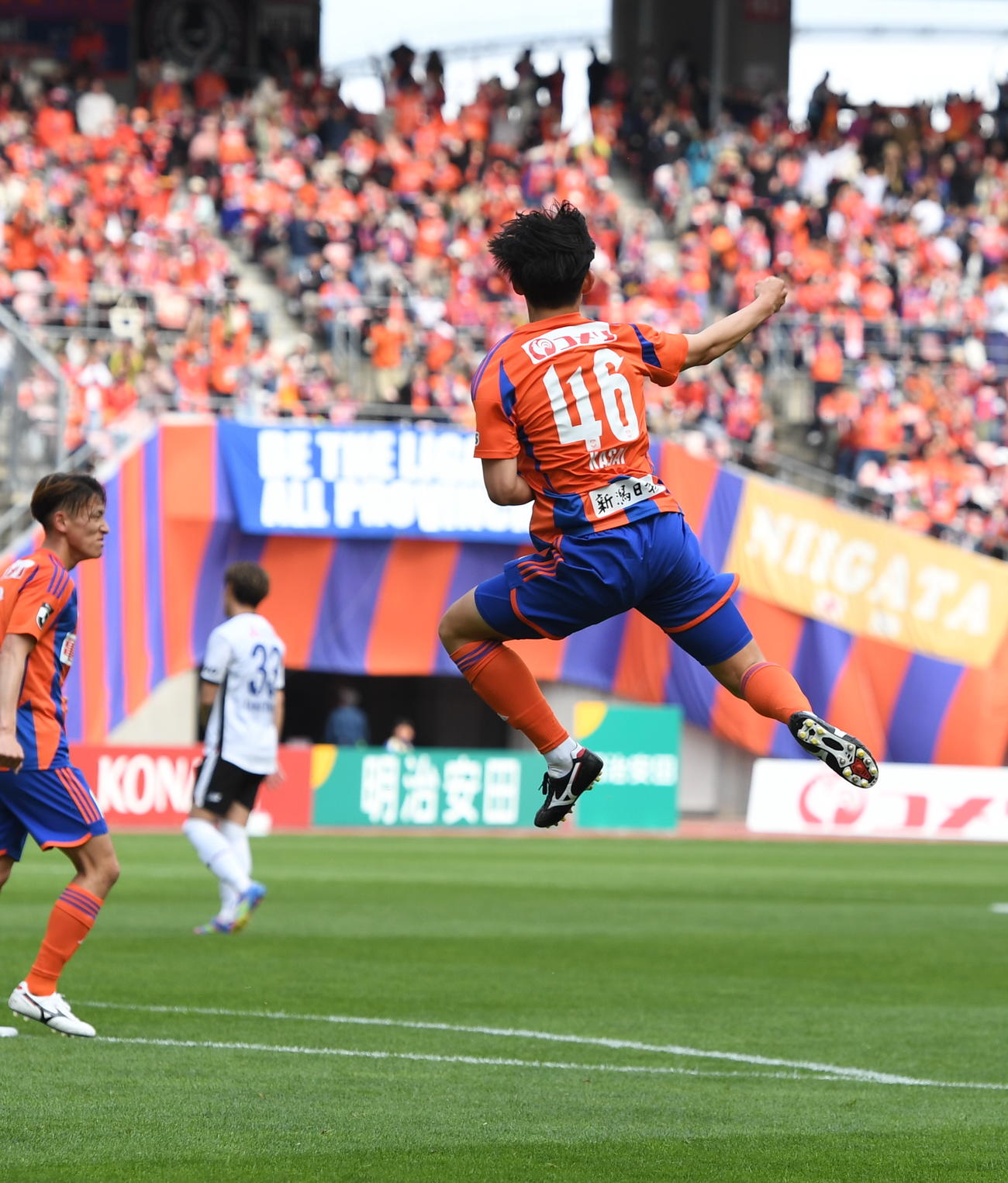0－2の後半22分にJ1初ゴールを決め、飛び上がって喜ぶ新潟笠井（撮影・小林忠）