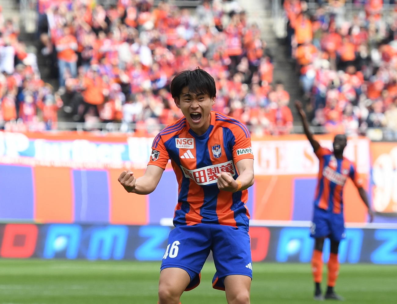 0－2の後半22分にJ1初ゴールを決め、雄たけびをあげる新潟笠井（撮影・小林忠）