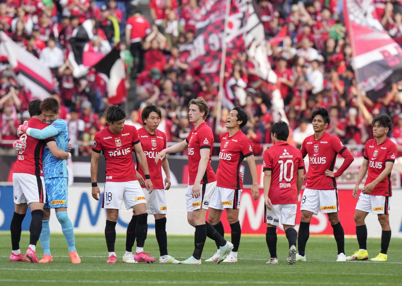 東京Vに快勝し、喜ぶGK西川（左から2人目）ら浦和イレブン（共同）