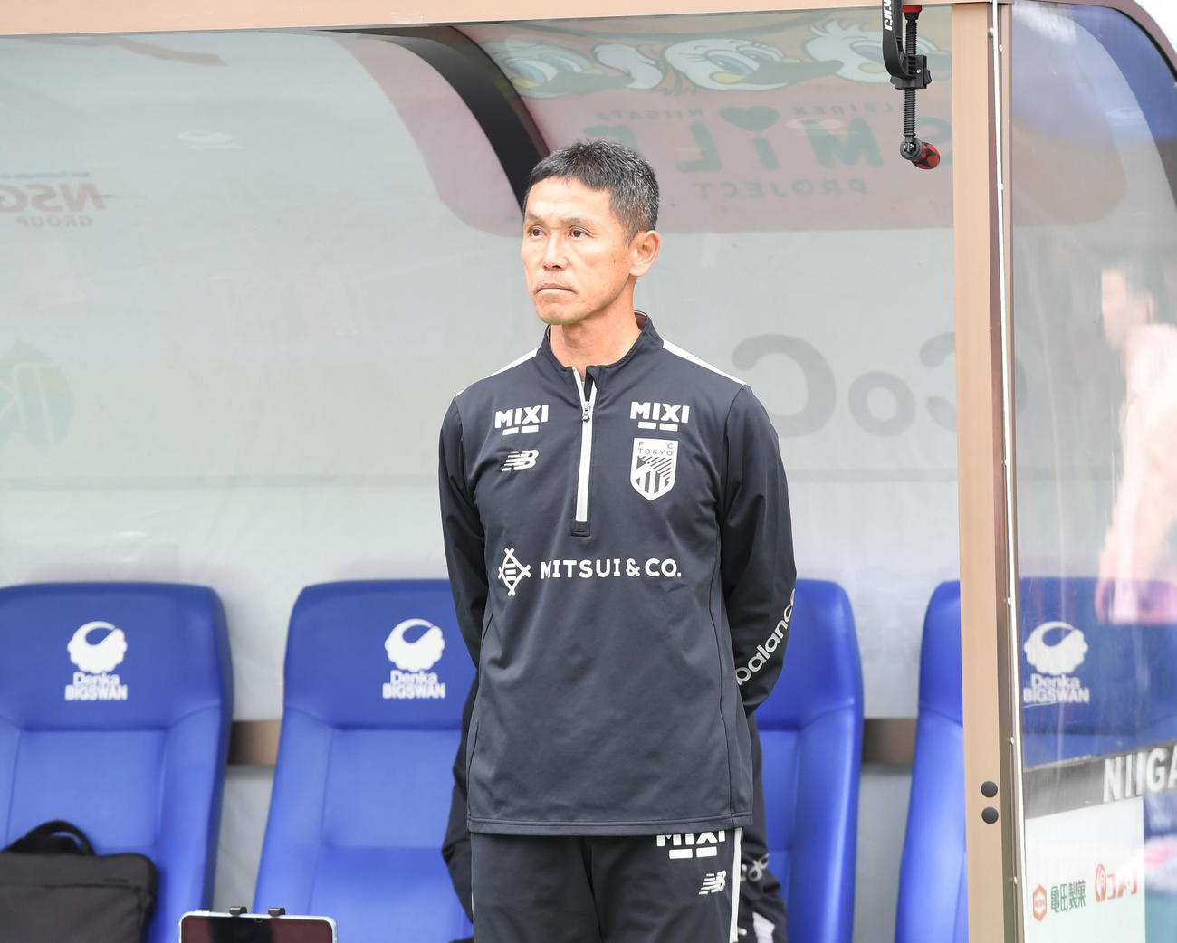 新潟－東京開始前、スタジアムを見つめる東京松橋監督（撮影・小林忠）