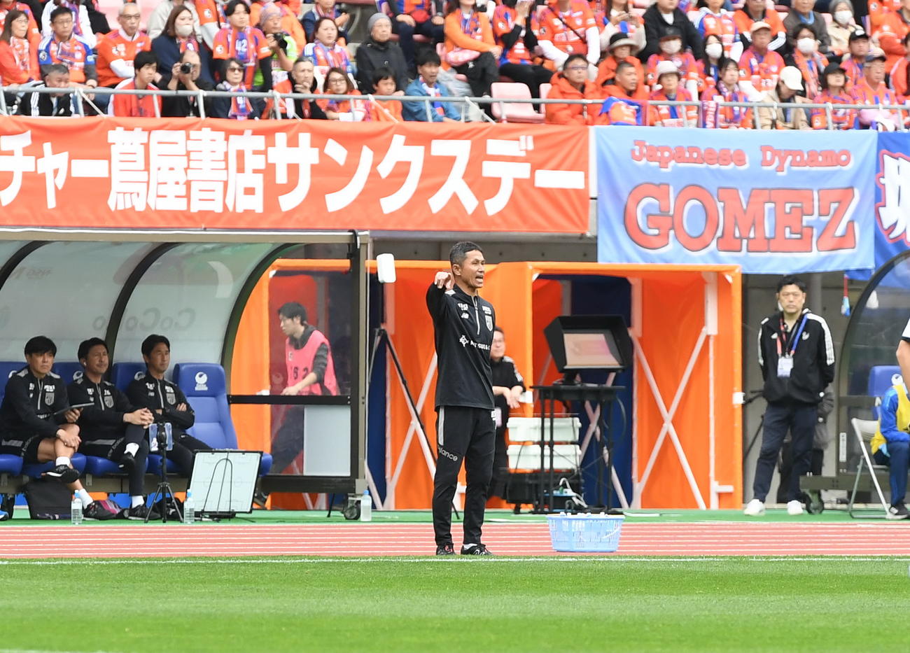 前半、選手に指示を出す東京松橋監督（中央）（撮影・小林忠）