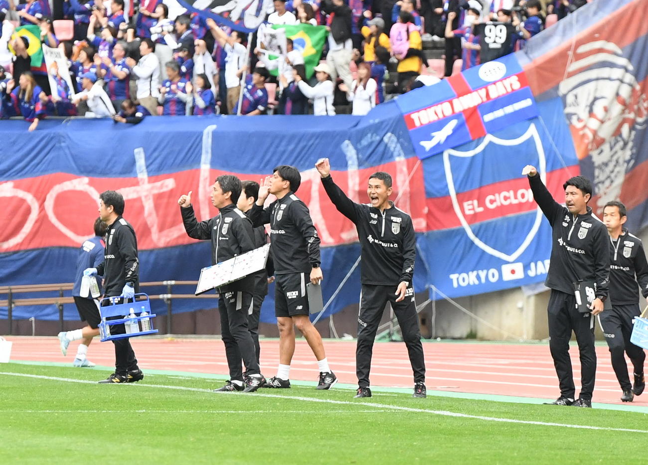 後半37分に3－1とした直後、DF陣を呼び寄せる東京松橋監督（中央）（撮影・小林忠）
