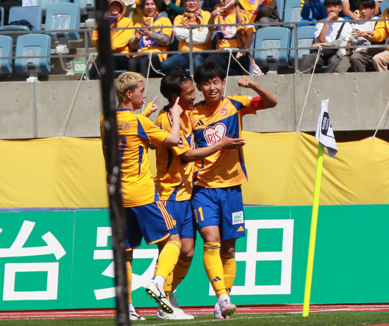 仙台対山口　勝ち越しゴールを決め喜ぶ仙台郷家（右）（撮影・高橋香奈）