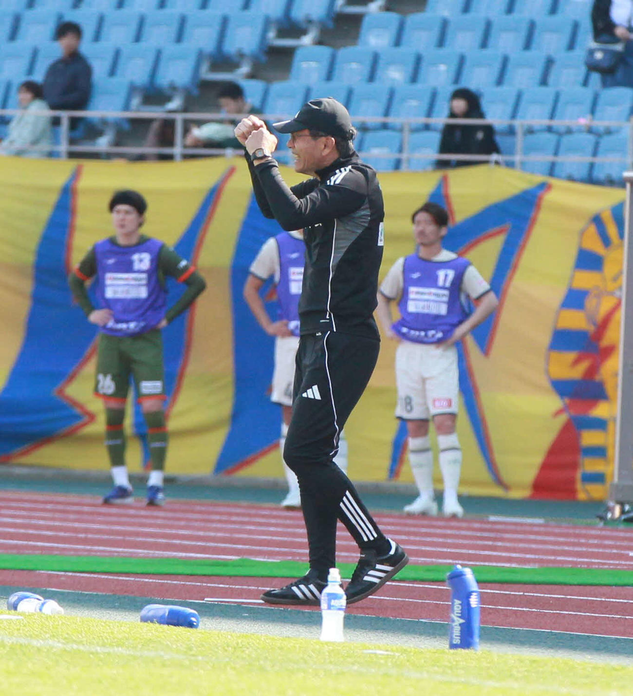 仙台対山口　3得点目に喜ぶ仙台森山監督（撮影・高橋香奈）