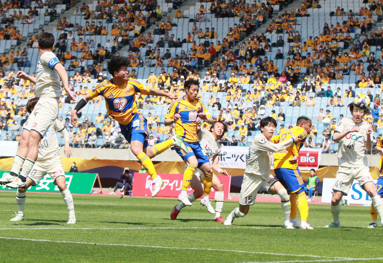 仙台対山口　ヘディングシュートを決める仙台井上（左から2番目）（撮影・高橋香奈）