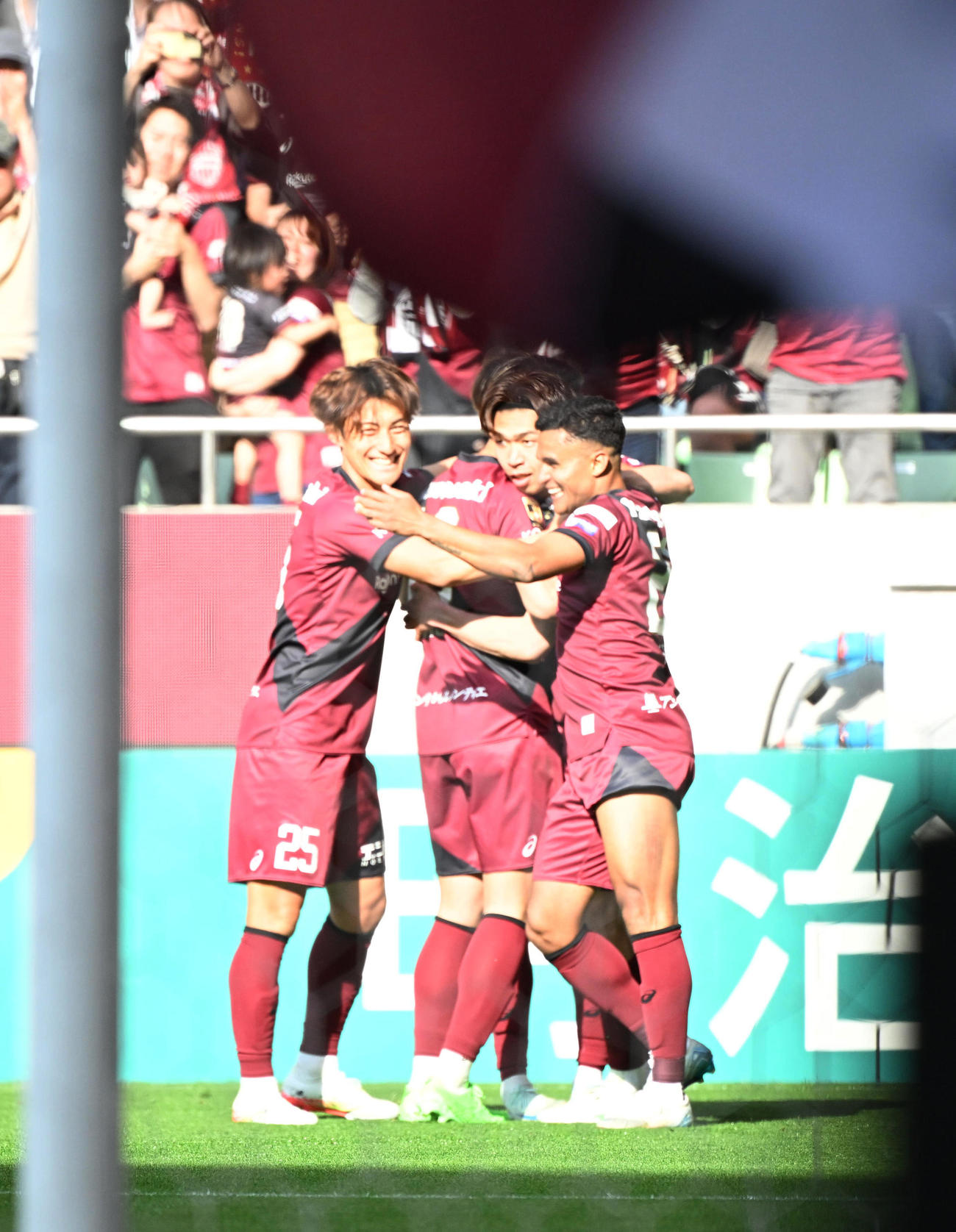 神戸対岡山　後半、先制のゴールを決め祝福される神戸宮代（撮影・和賀正仁）